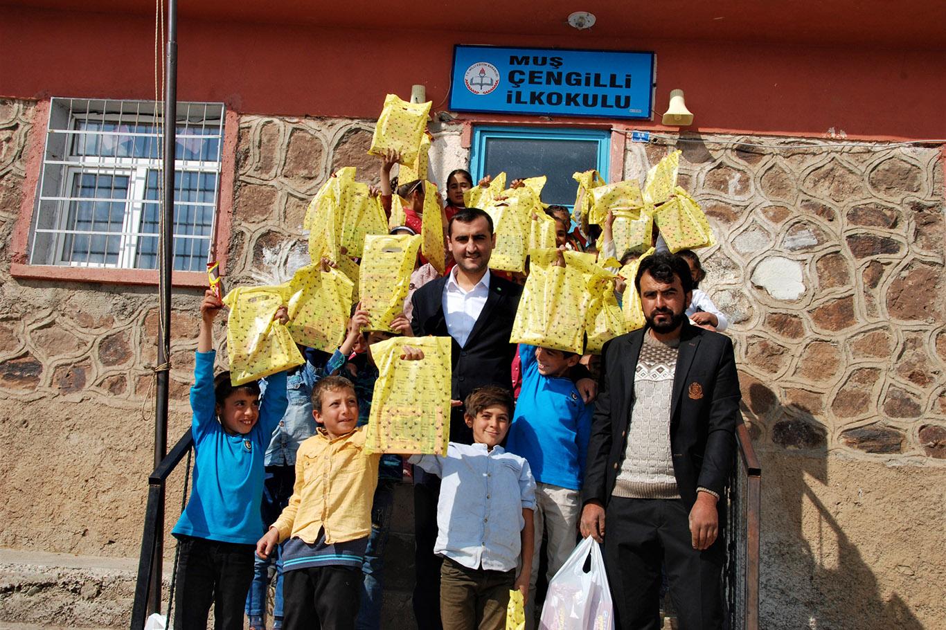Yüzlerce çocuğa kırtasiye yardımı yapıldı Yüzlerce çocuğa kırtasiye yardımı yapıldı